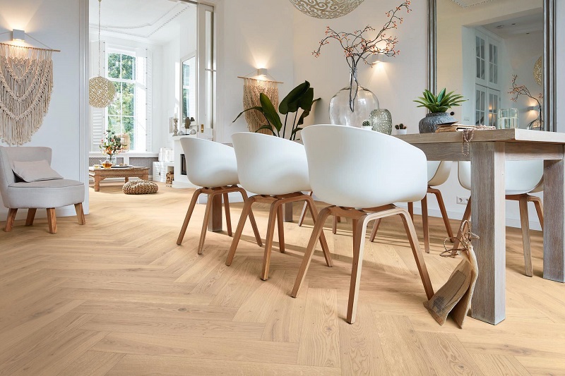 MeisterParquet. longlife PS500 Visgraat Eik authentic cr&egrave;mewit 09021 - 9021 ps500 ultramattlackiert ambiente r01 - Meister.Parquet PS500 09021