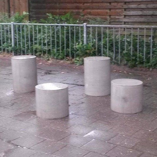 Betonnen Poef Grijs/Zwart Diameter 45cm Hoogte 50cm - Betonnen poef grijs sfeer 2 - Betonnen Poef Diameter 45 Hoogte 50