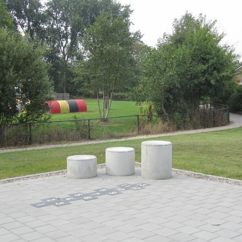 Betonnen Poef Grijs/Zwart Diameter 45cm Hoogte 60cm - Betonnen poef grijs sfeer 3 - Betonnen Poef Diameter 45 Hoogte 60