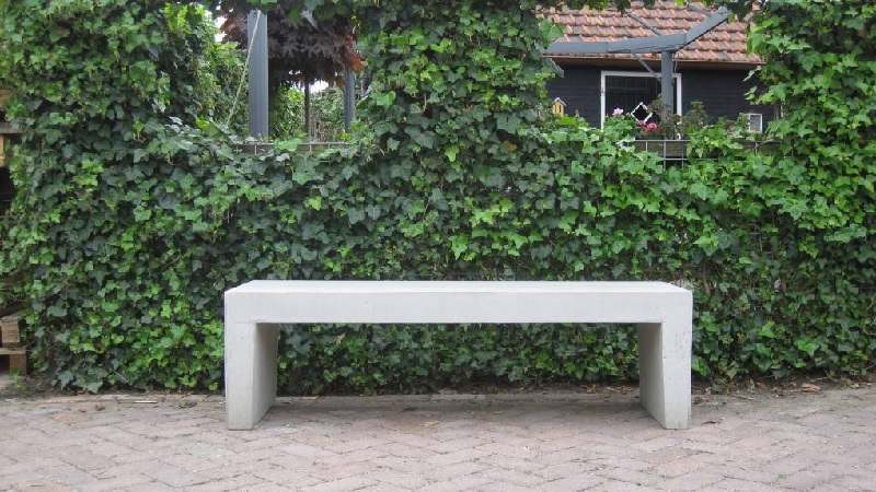 Betonnen Tuinbank Grijs/Zwart 180x45x45cm - Betonnen tuinbank grijs sfeer 1 - Betonnen Tuinbank 180x45x45cm