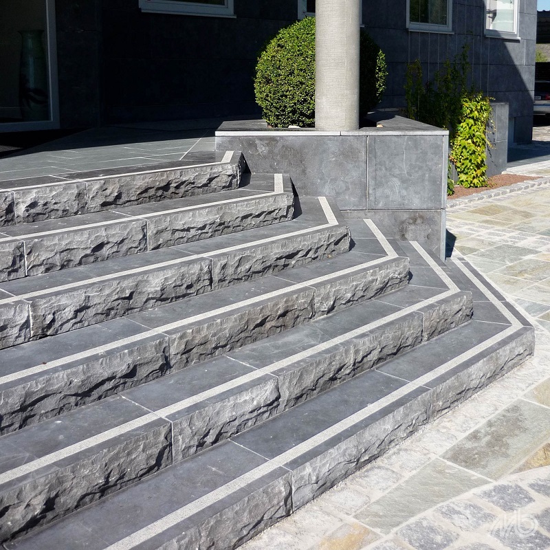 Natuursteen Bloktrede Spotted Bluestone Gekloofd 100x35x15cm - Bloktreden spotted bluestone gezoet voorzijde ruw 1 1 - Natuursteen Bloktrede Spotted Bluestone Geklo