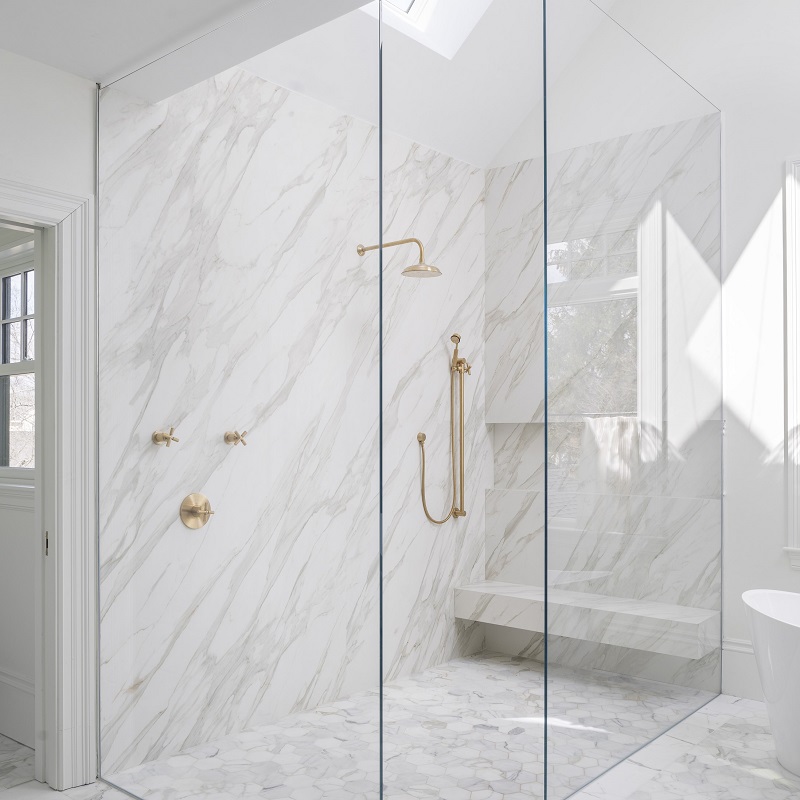 Neolith Calacatta Gold GC01 Polished diverse afmetingen - Calacatta gold bath sfeer 1 - Calacatta Gold GC01 Polished 75x75