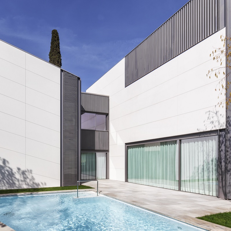 Neolith Just White Silk diverse afmetingen - Just white facade 2 - Just White Silk 75x75