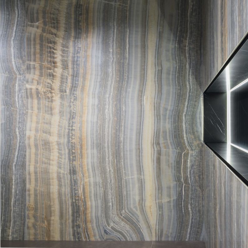 Ariostea Ultra Onici Grey Onyx Vein Cut Levigato Silk diverse afmetingen - Marble effect grey floors grey onyx vein cut 01 - Ariostea Grey Onyx Silk 37,5x75cm