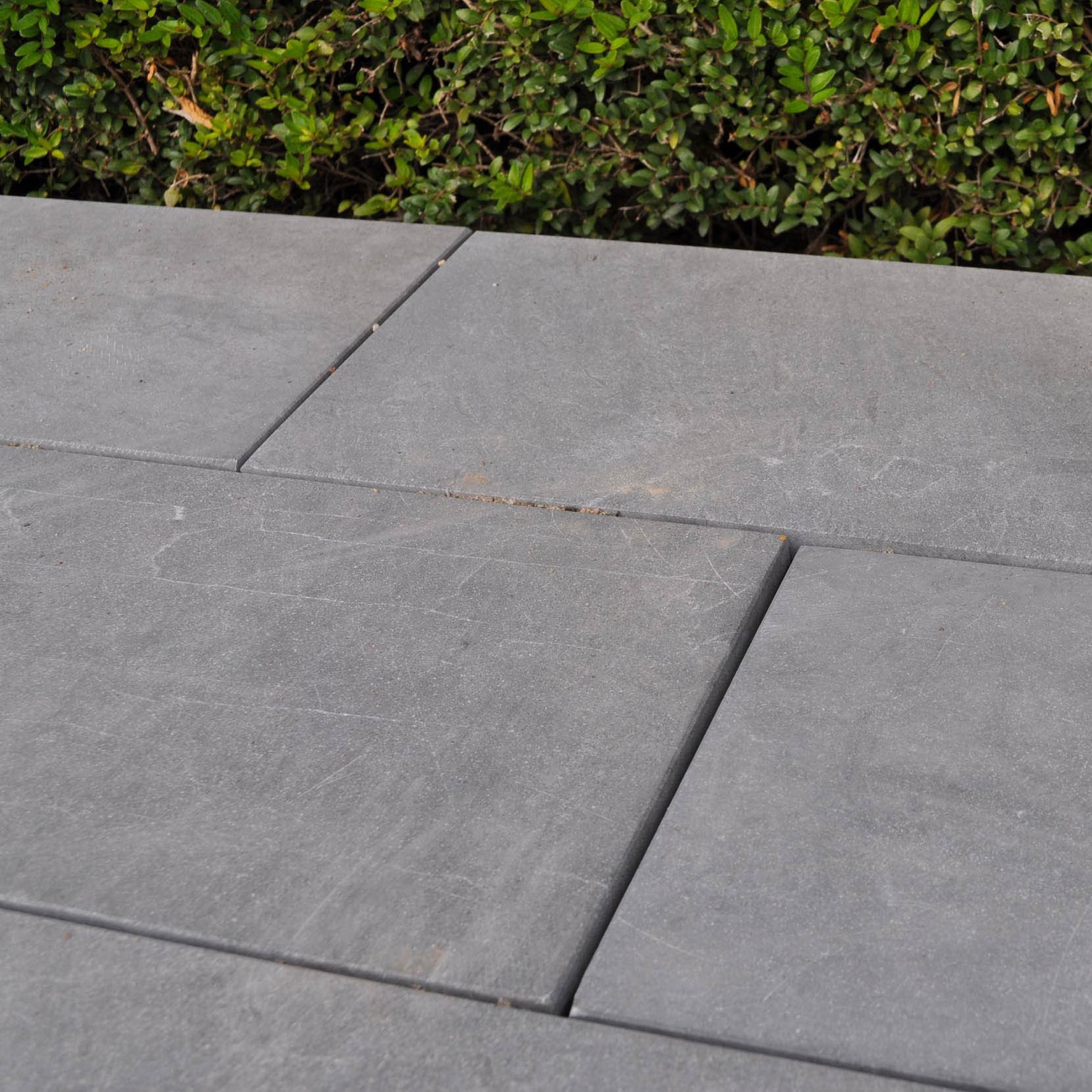 Paving Line Vietnamese Hardsteen Grof Geschuurd 40x20x5cm - Paving line vietnamese hardsteen geschuurd 3 1 - Paving Line Vietnamees Geschuurd 40x20