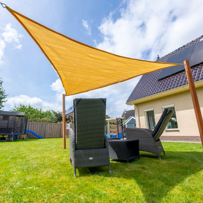 Zonnedoek Waterdoorlatend Zand Driehoek 5x5x5m - 320gr/m2 - Schaduwdoek driehoek gebroken wit 1 - Zonnedoek Waterdoorlatend Zand 5x5x5m