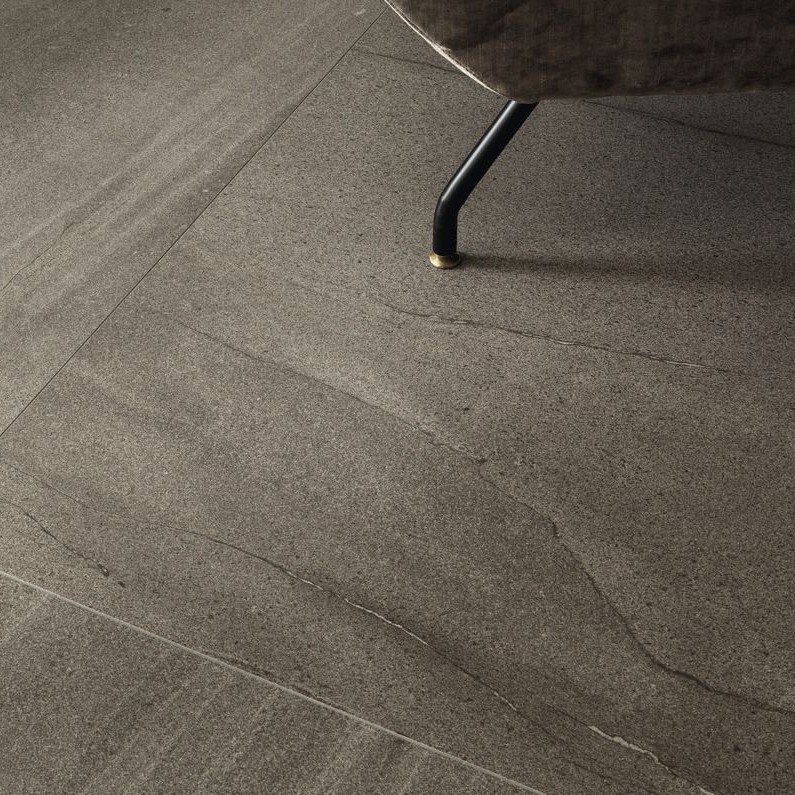 Ariostea Ultra Pietre Basaltina Moka Prelucidato diverse afmetingen - Stone effect grey floors basaltina moka 03 - Ariostea Basaltina Moka Prelucidato 100x100cm
