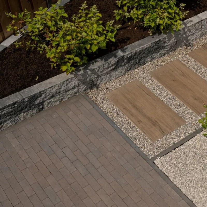 Strackstone+ Havanna-Antraciet Genuanceerd dikformaat 21x7x8cm - Tuinvisie strackstone havanna antraciet genuanceerd dikformaat 21x7x8cm sfeer - Strackstone+ Havanna-Antraciet 21x7x8cm