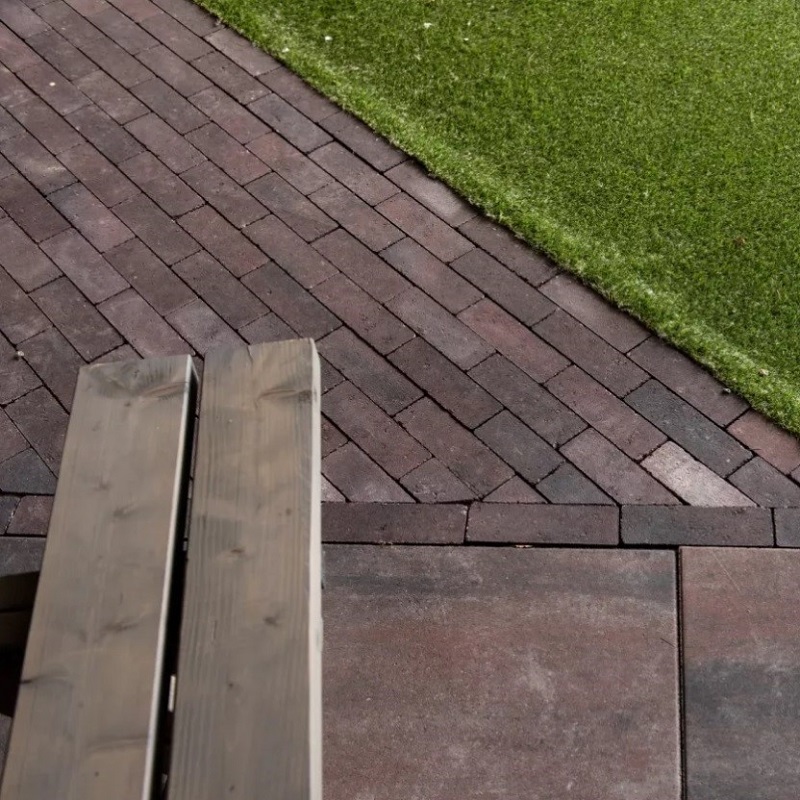 Strackstone+ Wijnrood-Antraciet Genuanceerd dikformaat 21x7x8cm - Tuinvisie strackstone wijnrood antraciet genuanceerd dikformaat 21x7x8cm sfeer - Strackstone+ Wijnrood-Antraciet 21x7x8cm
